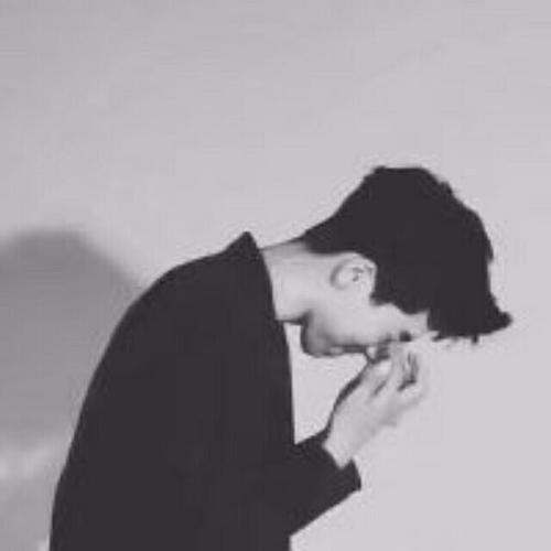 qq头像女,侧颜,向右低头白色背景