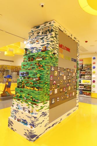 这个高达   米的装饰柱使用了超过   万粒乐高积木,总耗时三天,上面