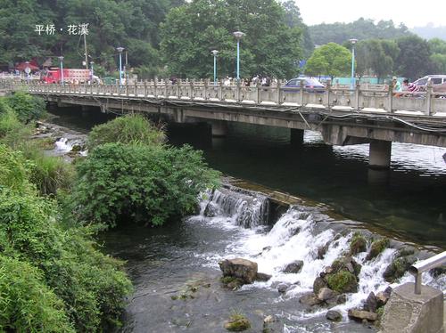 花溪湿地公园位于市区南郊,它以花溪河为纽带,串联起洛平至平桥观光