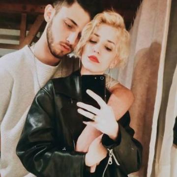 欧美霸气高冷范情侣yy头像合照两张有人疼才显得多么出众