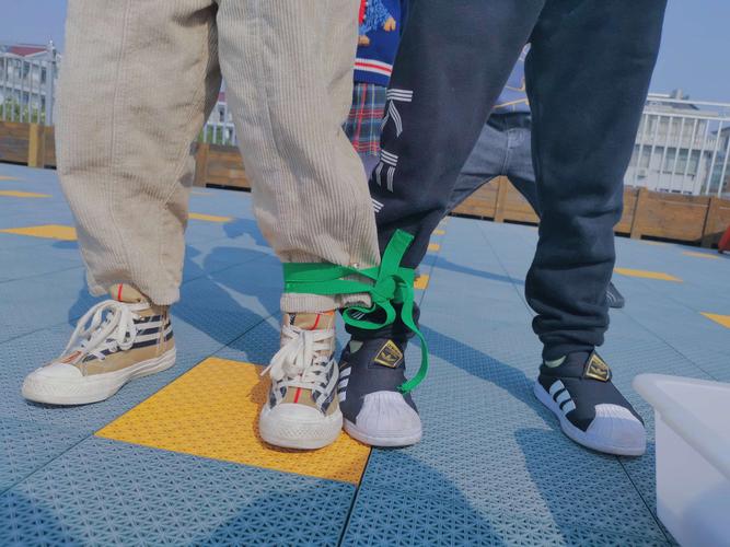 笑眯眯aa——"两人三足"