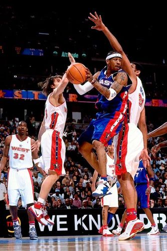 在 2005 年的 nba 全明星正赛中阿伦·艾弗森和姚明同时穿着这双球鞋