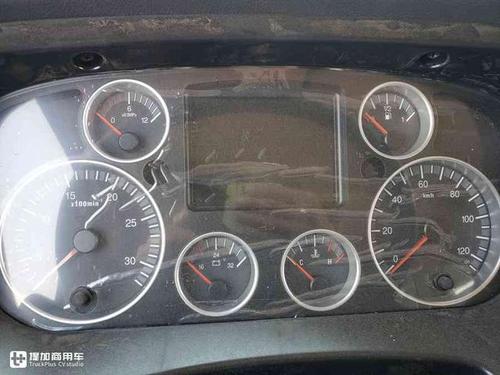 12挡变速箱更适应工地路况,440马力柴油动力,豪沃tx自卸车实拍