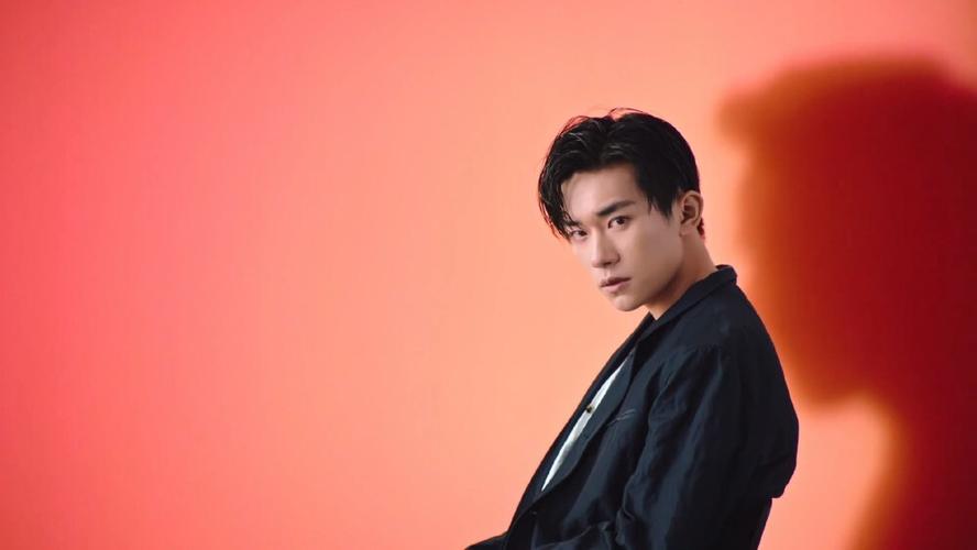 易烊千玺 阿玛尼彩妆代言人