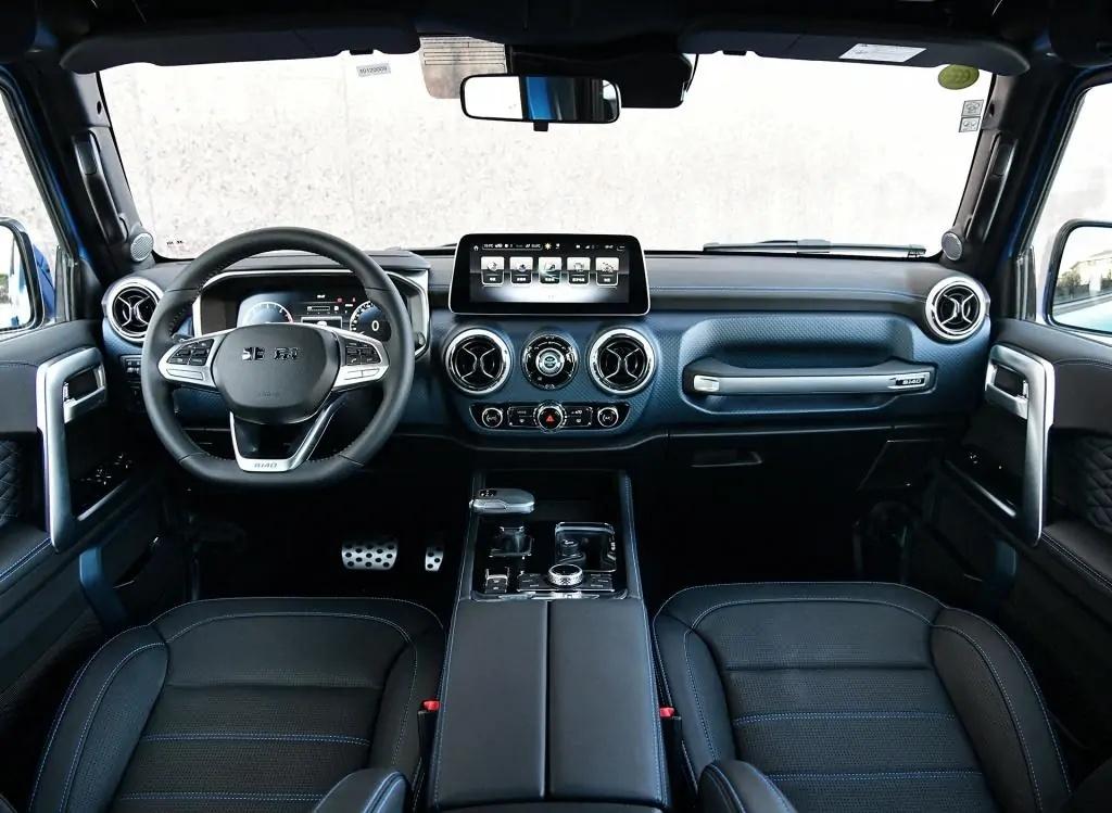 越野车新选择!bj40城市猎人版实拍,车头霸气,内饰科技