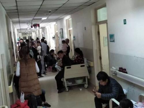 聊城市医院儿科住院4病区走廊里都是病人,患有不同病症的儿童挤在一起