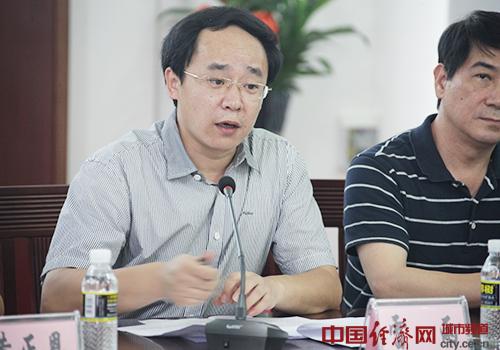 海南省屯昌县委副书记,政法委书记雷雨介绍农博会筹备情况