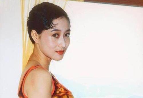 57岁利智近照曝光,身材仍似少女,颜值变化却太大,岁月