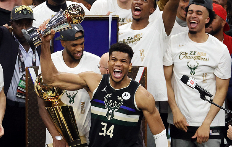 超同期詹姆斯!字母哥26岁夺冠,奥尼尔称赞:你现在是唯一的超人