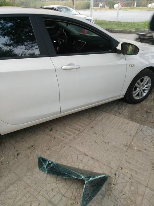 保定路边8车一夜间被砸窗失窃,警方正在调查