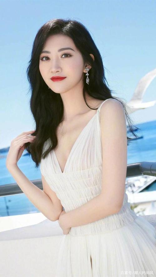 景甜穿薄纱裙,甜美温婉,好看又显好身材!