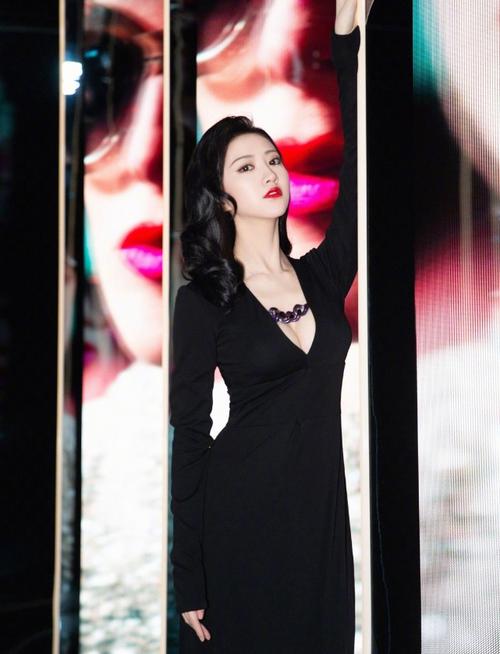 原创穿黑色长裙的景甜太美了,肤白气质好,随便摆个pose都迷人!