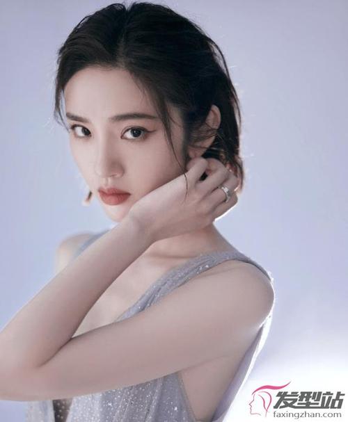 唐艺昕这款短发发型,甜美可爱又减龄,矮个子的女生也适合哦,换上