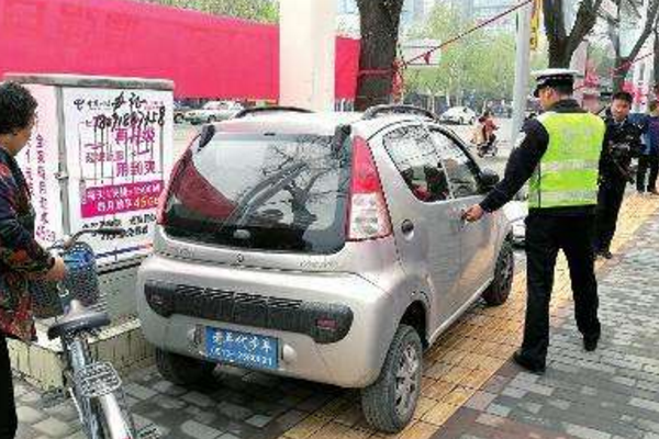 老人开代步车需要驾照吗?网友:虽然很麻烦,但是这样做