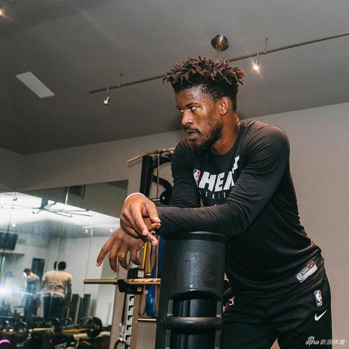 巴特勒晒家中训练照 一身腱子肉身材没有走形_高清