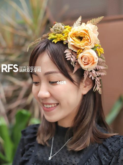 新娘头戴花环9699今日份浪漫_花艺_新娘_浪漫_鲜花_创业_春天去哪