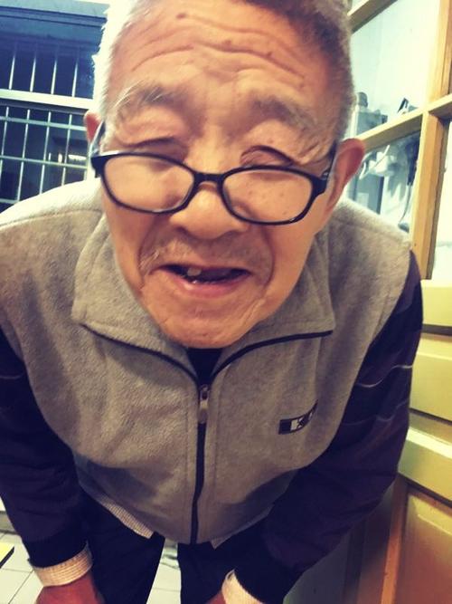 这是小宝给姥爷照的大头像哈哈哈,怎么样?小宝的照相技术不错吧?