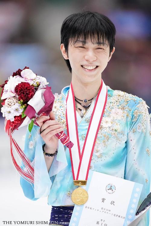 组图羽生结弦全日赛夺冠领奖台上笑容灿烂