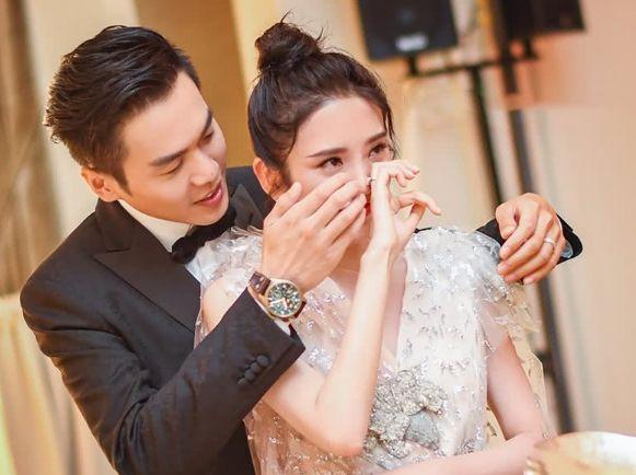 唐艺昕挺超大孕肚出街,与前几日游泳照判若两人,被疑为双胞胎?