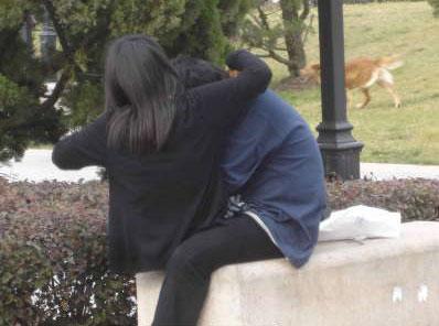 公园里的放肆小情侣 [组图] (莫笑,人家是严肃的)