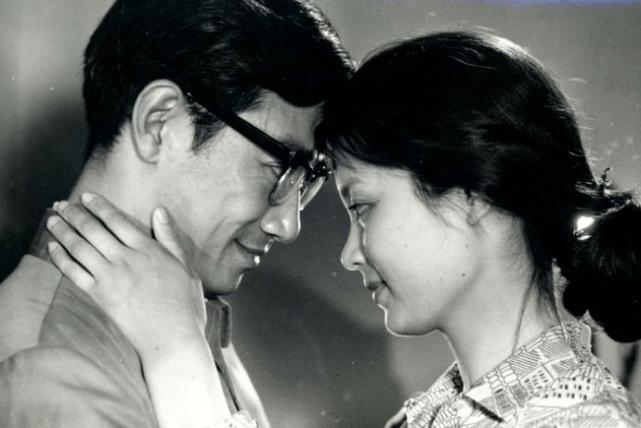 婚后第二年,潘虹就跟导演杨延晋传出了绯闻,她被所谓的"爱情"冲昏了