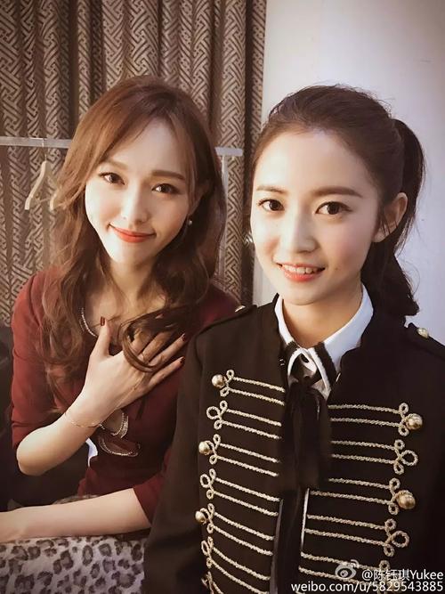 大幂幂旗下四美罕见同框!带谁火谁我只服杨幂!