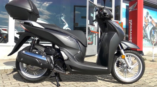 本田踏板车sh300abs到店实拍,颜值爆表,不要太喜欢!