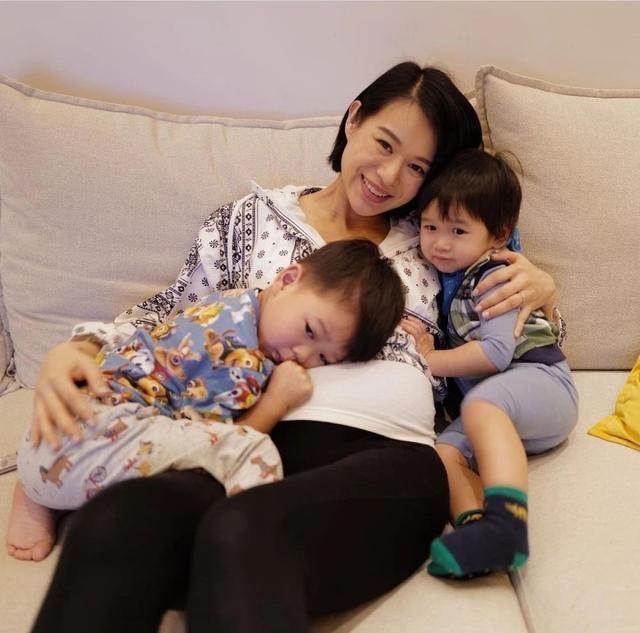 41岁胡杏儿怀三胎只胖肚子?尖下巴锁骨抢镜,搂两个儿子母爱爆棚