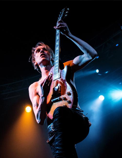 由主唱兼吉他手的 a target="_blank" href="/item/杰米·坎贝尔