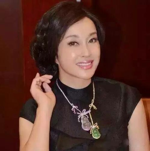 60岁刘晓庆豪华珠宝贵气逼人