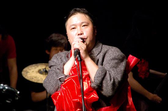 《两只狗》满百场 四主创重聚戴红花拿奖状(图)