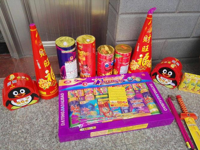 爸爸买了好多种类的烟花,每种放出来都不一样,好漂亮啊!