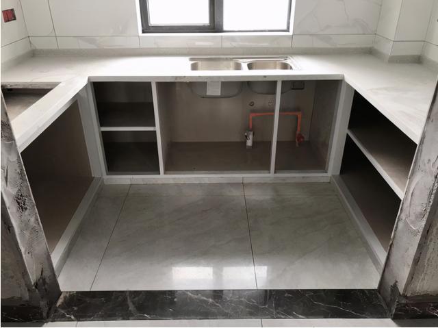 3,胶夹瓷砖橱柜 先用方砖在地面做地台,一般选用80*80cm的灶台板,瓷砖