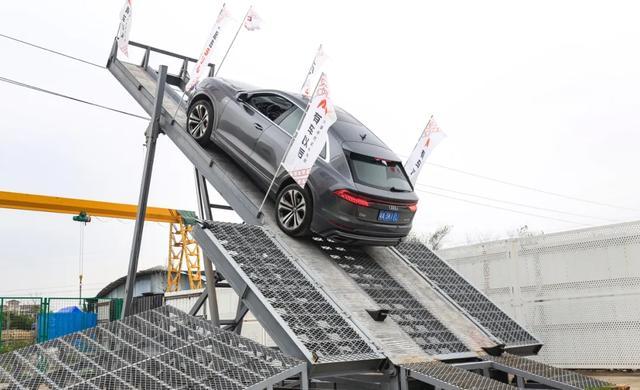 要想出去浪,买suv一定要注意这几点,选对了30度坡随便爬