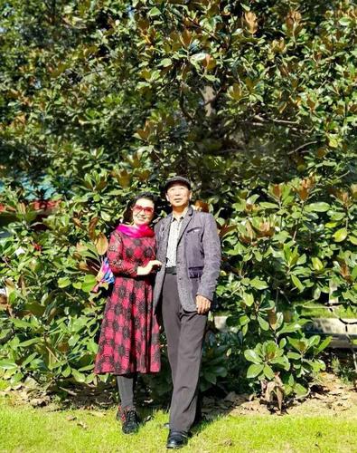 高辉夫妻在观光中合影.