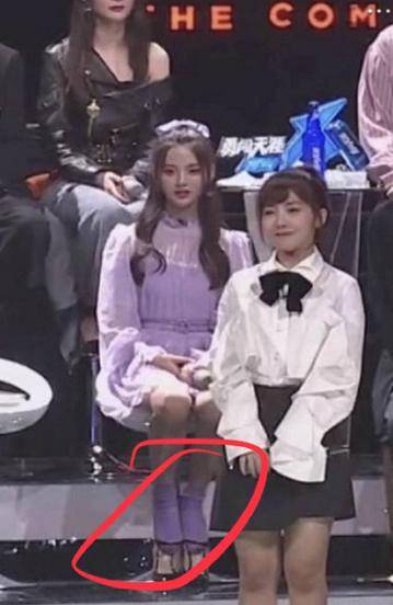 杨超越节目直播中当众脱鞋 惹来不少网友的争议