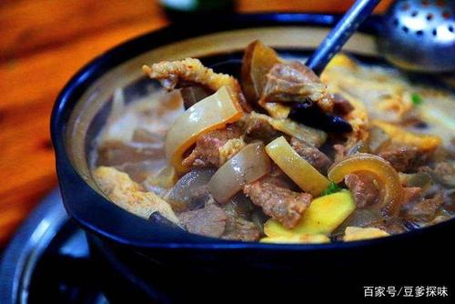 6,带皮小黄牛火锅,牛肉一定是带皮的,软糯弹牙,汤鲜肉软,配上特色蘸