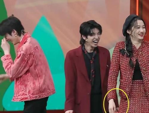 华晨宇以为没镜头,对关晓彤摸头杀,晓彤第一反应是对鹿晗最大尊重