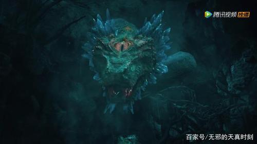 老痒物质化出一条烛九阴(烛龙),为了躲避大蛇,吴邪逃入一处洞中,发现