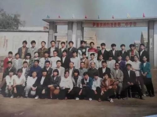 好友在微信群里,发了一些学生时代的旧照片,顿时像炸了锅似的