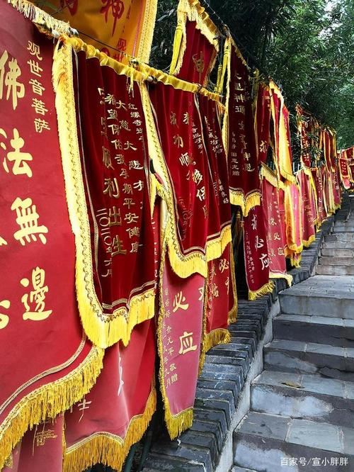 观音道上全是锦旗,另一侧隔几米就有观