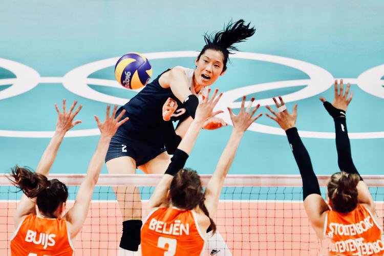 原创女排队长朱婷时尚大片被赞!红配黑对比鲜明,小麦色皮肤太真实