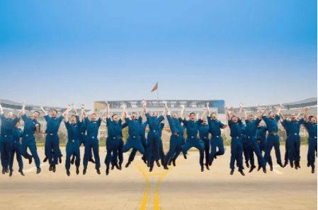 兵中级指挥人才,陆军,空军直升飞行员和航空工程机务干部"为首要任务