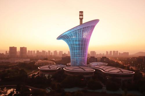 一朵蓓蕾"组成,被称为"马蹄莲",是中国最大的仿生建筑,作为光谷未来