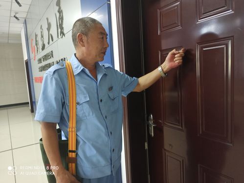 按门铃或敲门三声(敲门声音应适中),若没有应答,应等候5-10秒钟左右