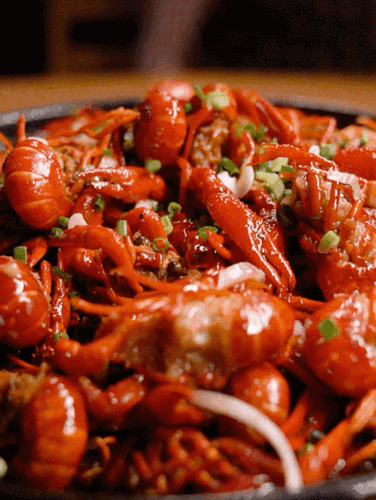 天气还没热的时候,"吃友"们就黑激动地约吃小龙虾,江湖传说,遂宁城