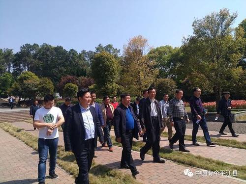 华容县长工教育基金会理事长,华容县慈善协会会长吴葆春,华客县烈士