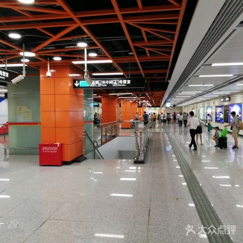 花都广场地铁站出口望"花都区政府办公楼"图片-北京