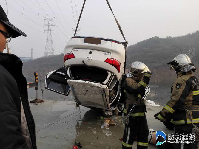 图:烟台莱山解甲庄朱柳发生车祸 三车冲入河冰