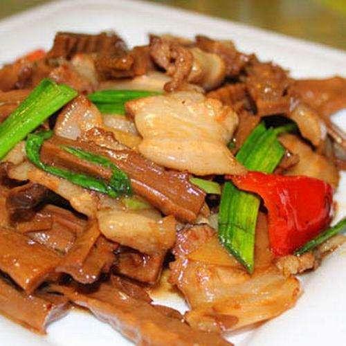 4,至肉酥笋干香即可盛盘上桌.